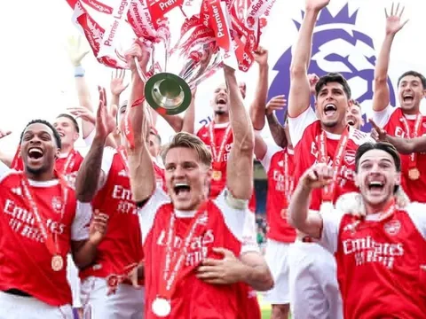Cảm xúc vỡ òa trong ngày Arsenal nâng cúp Ngoại hạng Anh