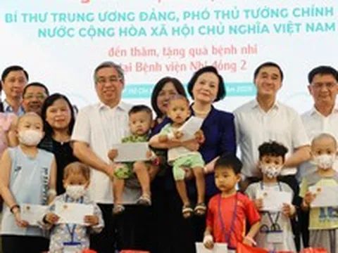 Phó Thủ tướng Phạm Thị Thanh Trà thăm bệnh nhi ung thư tại Bệnh viện Nhi đồng 2