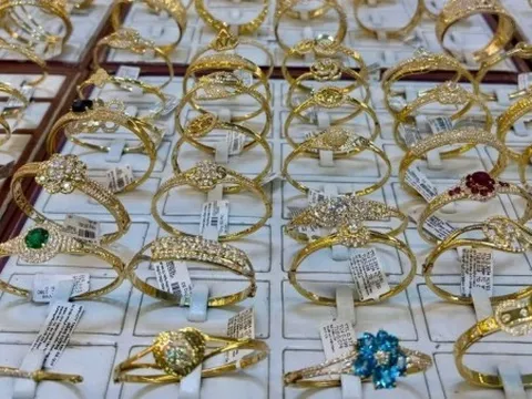 Giá vàng trong nước giảm 2 triệu đồng/lượng, nhà đầu tư nhỏ lẻ vẫn lạc quan