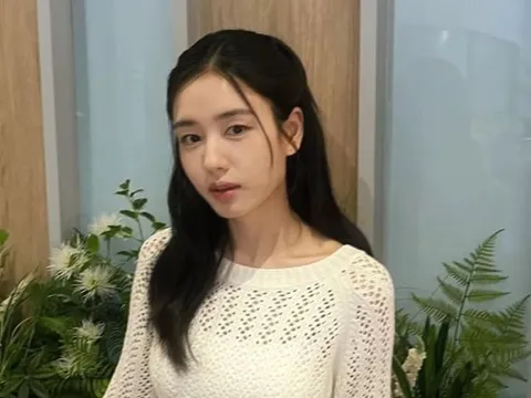 Ahn Eun Jin với lời chúc đám cưới 'không dùng ChatGPT' cho bạn thân