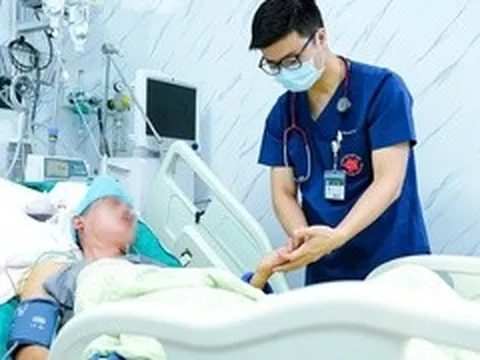 Bác sĩ BV Bạch Mai cảnh báo nguy cơ đột quỵ do tắm ngay sau khi đi nắng
