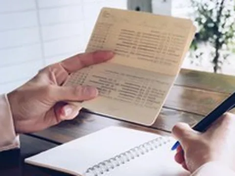 Cụ bà kiện ngân hàng vì khoản tiền gửi tiết kiệm suốt 27 năm bị áp lãi suất "không kỳ hạn"