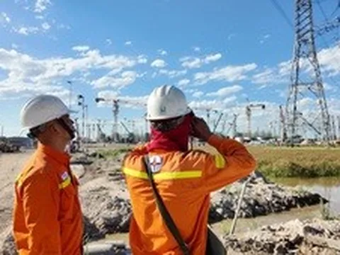 Căng mình giữa nắng nóng, bảo đảm an toàn cho hệ thống truyền tải điện miền Bắc