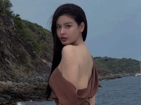'Mẹ một con' Trương Quỳnh Anh e ấp diện váy xẻ tà gợi cảm tột độ