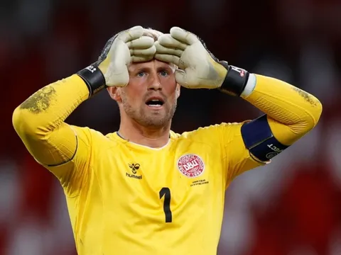 Schmeichel khép lại sự nghiệp trong nước mắt