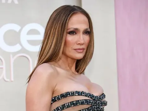 Jennifer Lopez gây ấn tượng mạnh khi diện váy 'đánh lừa thị giác'