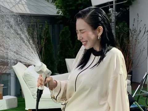 Karina (aespa) khoe vẻ ngoài tinh nghịch khiến fan thích thú