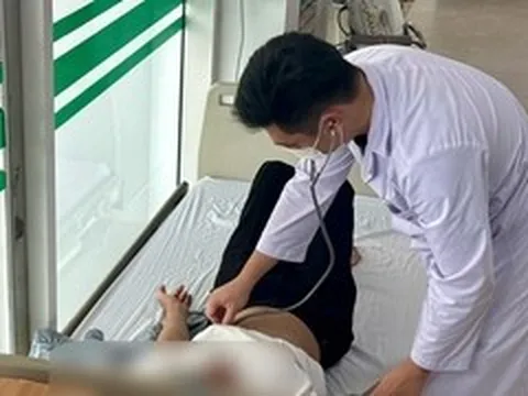 Choáng váng do trời nắng gắt, nam shipper đâm vào ô tô