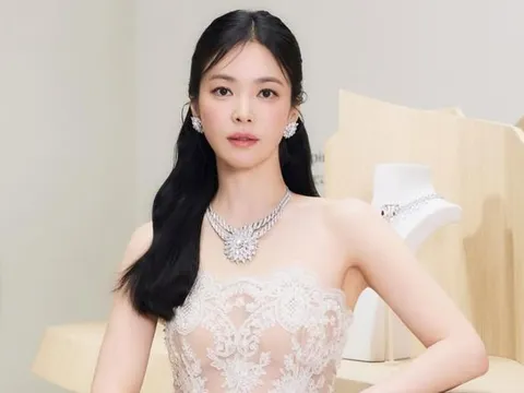 'Chị đẹp' Song Hye Kyo hiếm hoi diện váy xuyên thấu hở bạo