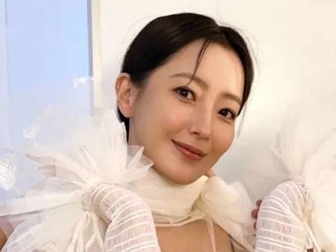 Kim Hee Sun gây sốt với phong cách xuyên thấu đầy táo bạo