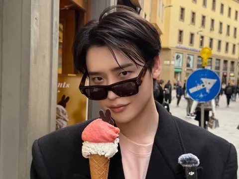 Lee Jong Suk khoe ảnh đời thật, visual được khen 'như hoàng tử'