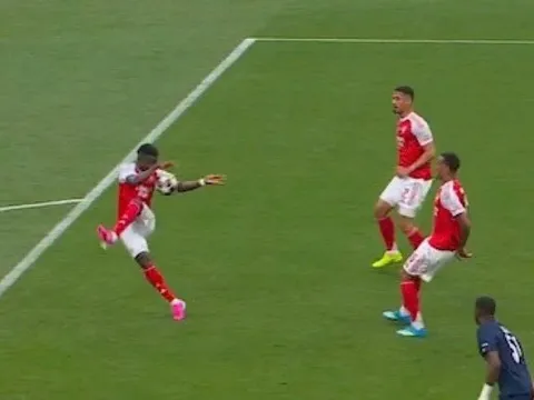 Vì sao Arsenal thoát phạt đền khi Saka để bóng chạm tay?