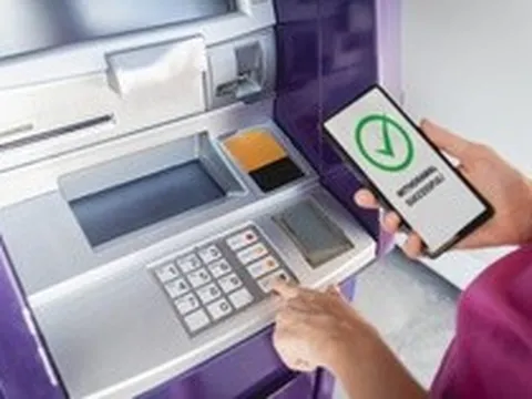 Sử dụng cây ATM của ngân hàng khác nộp tiền vào tài khoản của mình có được không?