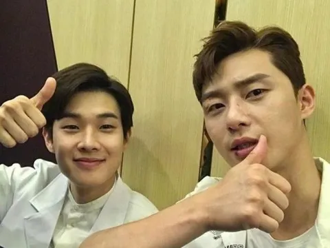 Khoảnh khắc đời thường của Park Seo Joon và Choi Woo Sik khiến khán giả thích thú