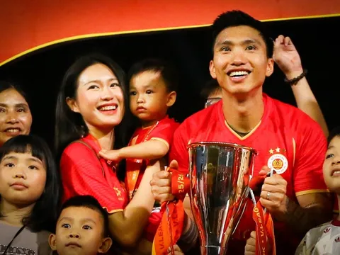 Hải My rạng rỡ bên Văn Hậu