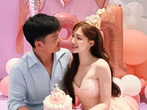 Hòa Minzy tình tứ khóa môi chồng sắp cưới nhân dịp sinh nhật