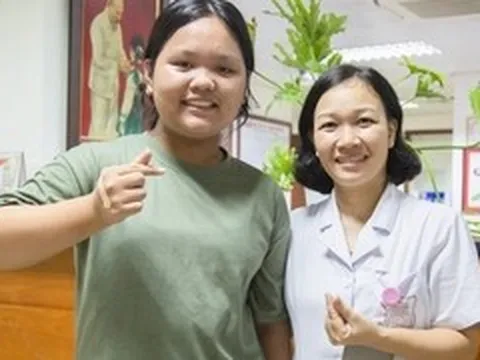 Cô bé ung thư máu mang sách vào viện, học để thực hiện lời hứa với bà
