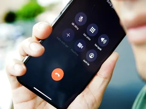 Nhận cuộc gọi từ số điện thoại lạ, người phụ nữ liền báo công an