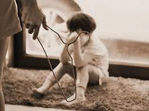 Nóng: Tạm giữ mẹ kế nghi bạo hành con riêng của chồng