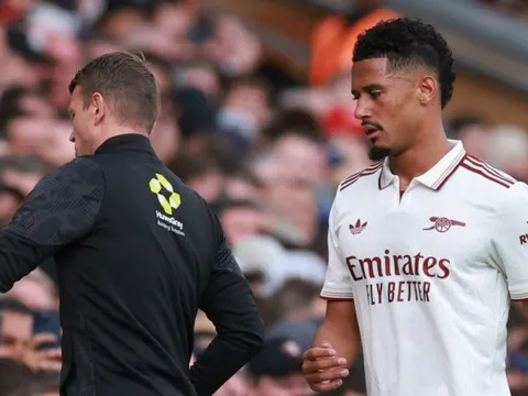 Arsenal 'đứng ngồi không yên' với Saliba