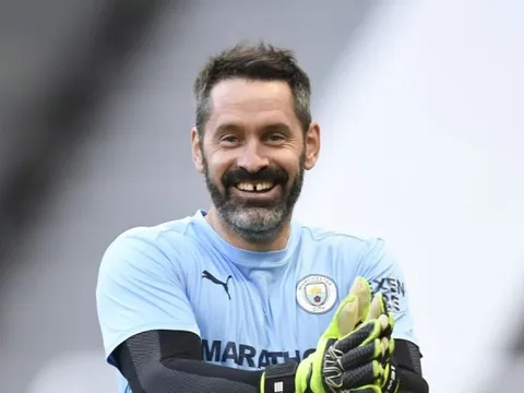 Sự nghiệp khó tin của thủ môn chỉ đá 108 phút cho Man City