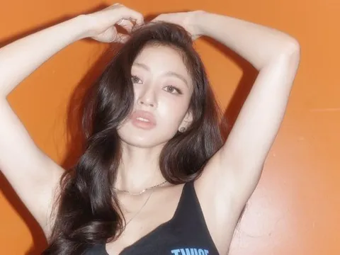 Jihyo (TWICE) gây sốt với vóc dáng săn chắc để lộ phần cơ bụng rõ nét