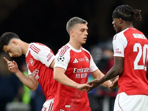 Arsenal rao bán bộ ba ngôi sao