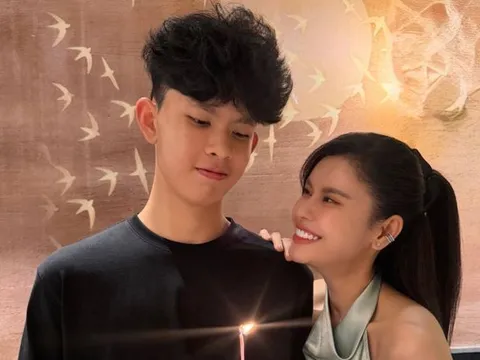 Trương Quỳnh Anh cười tươi rói mừng sinh nhật của người đặc biệt