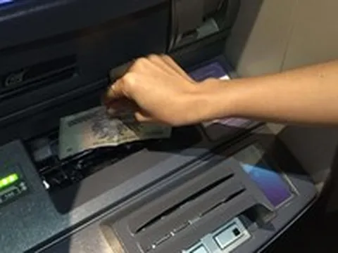 Phát hiện cọc tiền 9 triệu đồng nằm chỏng chơ trong hộc ATM của Ngân hàng MB