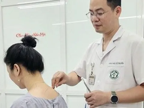 Dân văn phòng khổ sở vì đau cổ vai gáy, bác sĩ chỉ cách giảm đau hiệu quả