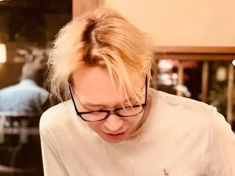 Park Yoo Chun lộ diện gầy gò sau loạt bê bối