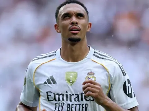 Tin sét đánh với Trent Alexander-Arnold