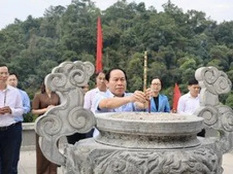 Phó Thủ tướng Lê Tiến Châu dâng hương tưởng nhớ Chủ tịch Hồ Chí Minh