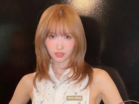 Momo (TWICE) gây sốt với trang phục táo bạo, nhan sắc và thần thái nhận 'cơn mưa lời khen'