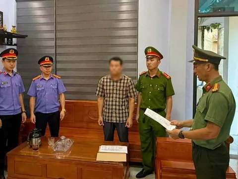 Khởi tố, bắt tạm giam Hiệu trưởng trường tiểu học sau 2 tháng bị đình chỉ công tác