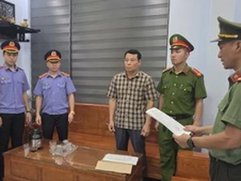 Bắt tạm giam hiệu trưởng ép giáo viên hợp đồng 'chung chi' để được đứng lớp