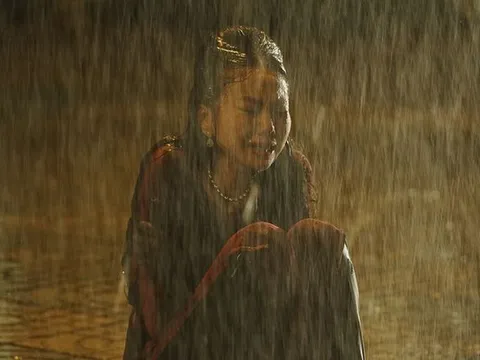 Thanh Hằng ngồi bệt trên vỉa hè, khóc nức nở dưới mưa lúc 4h sáng, biết lý do ai cũng xót