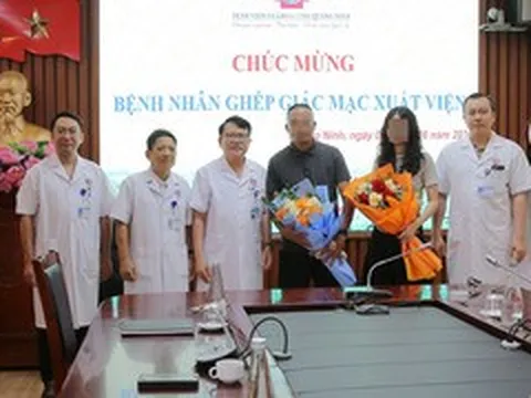 Lần đầu nhìn rõ người thân sau gần 30 năm mờ đục, cô gái vỡ òa