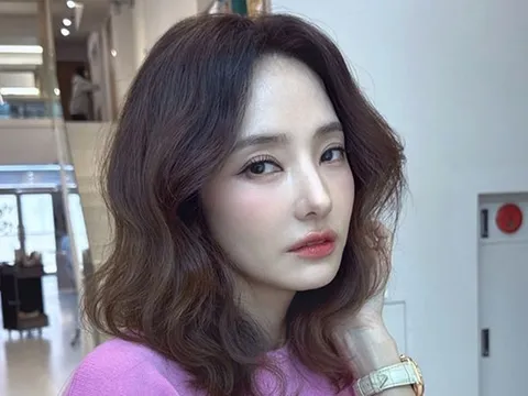 Han Chae Young đăng ảnh kỷ niệm 19 năm ngày cưới, ngầm xóa tan tin đồn về sức khỏe