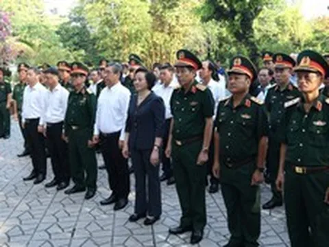 Phó Thủ tướng Phạm Thị Thanh Trà dâng hương tưởng niệm các anh hùng liệt sĩ tại Công viên Lê Thị Riêng