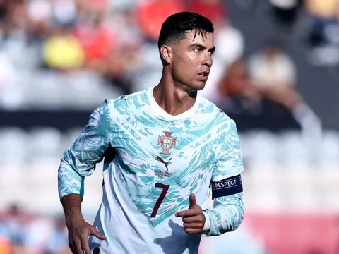 Hơn 12 triệu lượt xem cú đánh đầu hỏng của Ronaldo