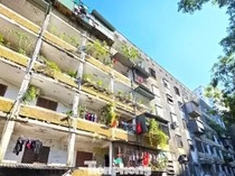 Người dân sống nơm nớp trong chung cư lan can, tường trần rơi rụng