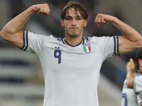 Italy thắng nhọc Hy Lạp trong thế thiếu người