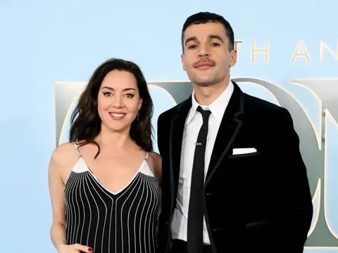 Aubrey Plaza lần đầu khoe bụng bầu trên thảm đỏ, sánh đôi bên bạn trai Chris Abbott