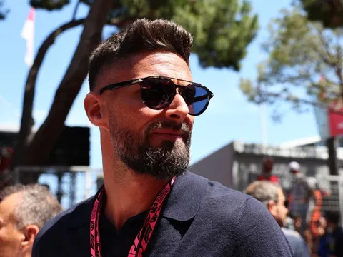 Giroud gây ngỡ ngàng ở tuổi 39