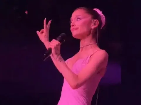 Ariana Grande gây sốt khi 'cà khịa' cuộc hôn nhân đổ vỡ ngay trên sân khấu