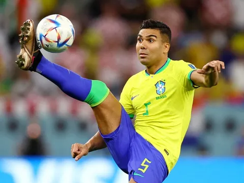 Casemiro sắp làm đồng đội Messi