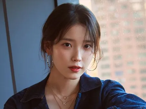 IU lộ diện với nụ cười rạng rỡ giữa lúc vướng ồn ào