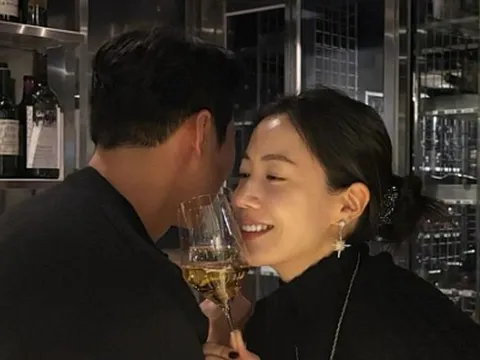 Ryu Hwa Young khoe khoảnh khắc đi siêu thị cùng chồng sắp cưới