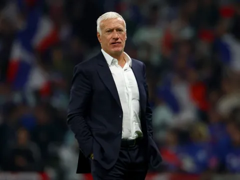 HLV Deschamps đáp trả chỉ trích khi xếp Mbappe đá cắm